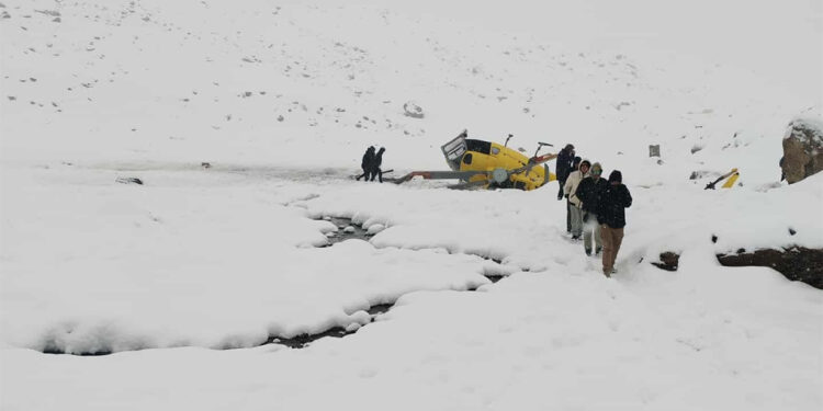 लोबुचे दुर्घटनापछि पाइलट विवेक खड्का उपचारका लागि काठमाडौं लगिदै