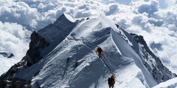 शरद् ऋतुमा सगरमाथा आरोहणका लागि ४ जनाले लिए अनुमति, आमाडब्लम र मनास्लुमा चहलपहल बढ्यो