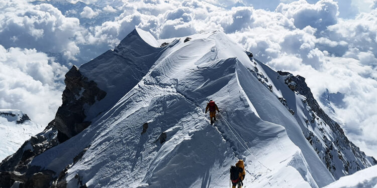 शरद् ऋतुमा सगरमाथा आरोहणका लागि ४ जनाले लिए अनुमति, आमाडब्लम र मनास्लुमा चहलपहल बढ्यो