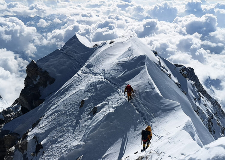 शरद् ऋतुमा सगरमाथा आरोहणका लागि ४ जनाले लिए अनुमति, आमाडब्लम र मनास्लुमा चहलपहल बढ्यो