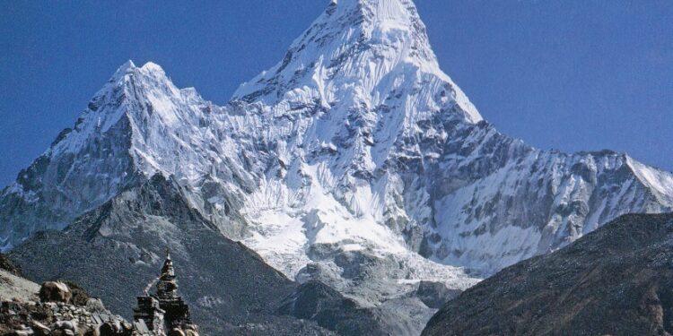 अमादब्लम आरोहणको क्रममा दुई विदेशी आरोहीको मृत्यु