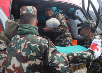 अचेत भएका डेनिस नागरिकको हेलिकप्टरबाट उद्धार