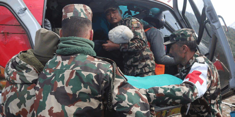 अचेत भएका डेनिस नागरिकको हेलिकप्टरबाट उद्धार