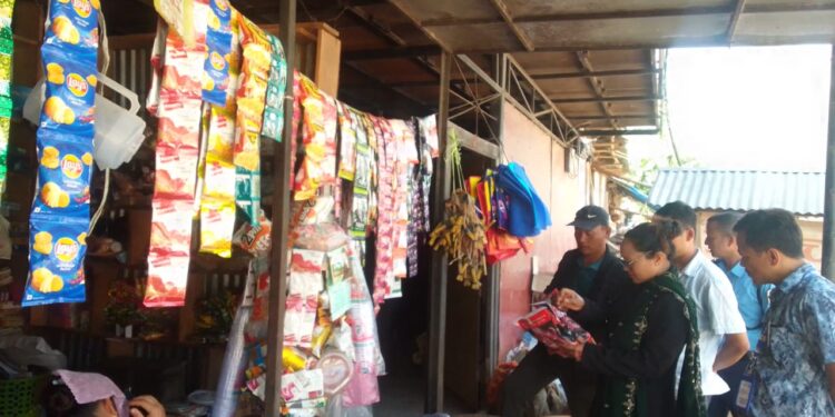 ताप्ली गाउँपालिकाद्वारा बजार अनुगमन सुरु, म्याद गुज्रिएका सामग्री बरामद