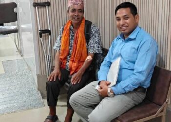 खुट्टामा संक्रमण भएर थलिएका खड्काको उपचारका लागी उठ्यो करिव २ लाख सहयोग