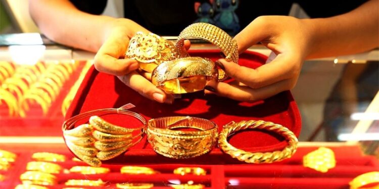 सुनको मूल्यमा लगातार गिरावट, चाँदीमा वृद्धि