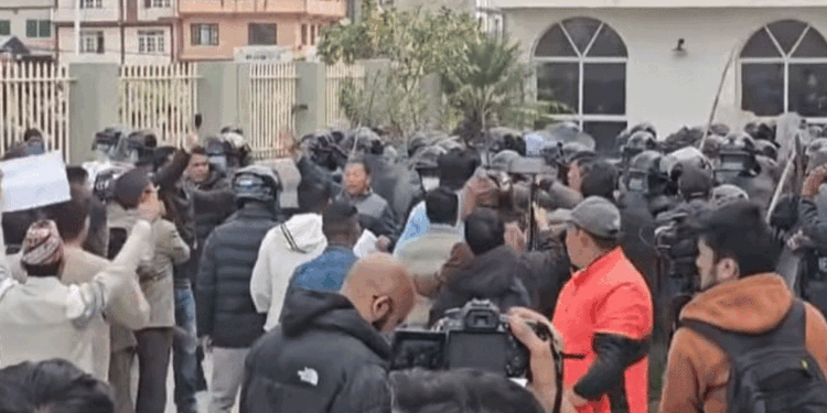 खोटाङकी सुत्केरी मिनाश्री राईको मृत्यु प्रकरण : किष्ट अस्पताल तोडफोड