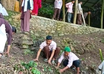सोरुङमा अवस्थित महादेव थानमा कक्षा ११–१२ का विद्यार्थीद्वारा सरसफाइ