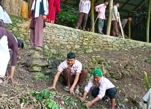 सोरुङमा अवस्थित महादेव थानमा कक्षा ११–१२ का विद्यार्थीद्वारा सरसफाइ