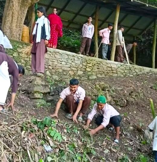 सोरुङमा अवस्थित महादेव थानमा कक्षा ११–१२ का विद्यार्थीद्वारा सरसफाइ