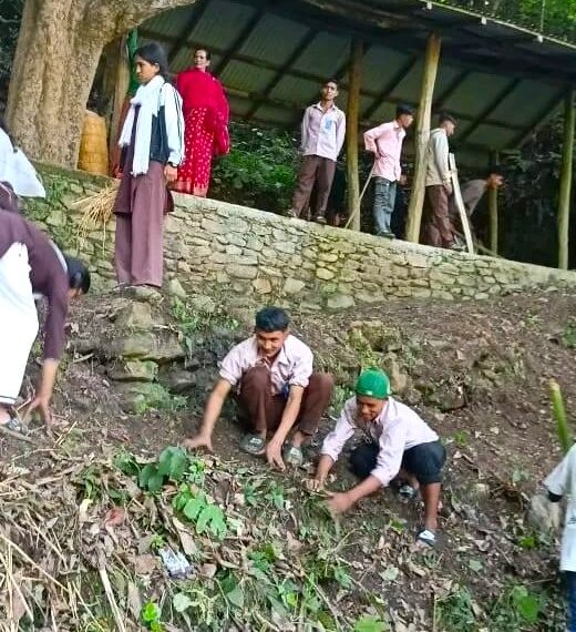 सोरुङमा अवस्थित महादेव थानमा कक्षा ११–१२ का विद्यार्थीद्वारा सरसफाइ