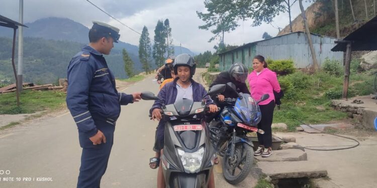 ट्राफिक प्रहरी कार्यालय सोलुले गर्यो एक महिनामा एक लाख बढी राजश्व संकलन