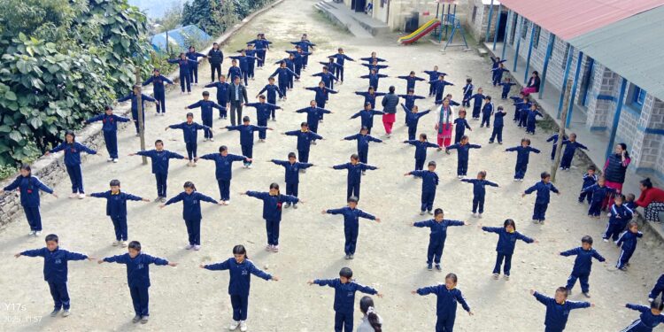 सगरमाथा आवि सिमखर्कका विद्यार्थीलाई ट्रयाकसुट वितरण