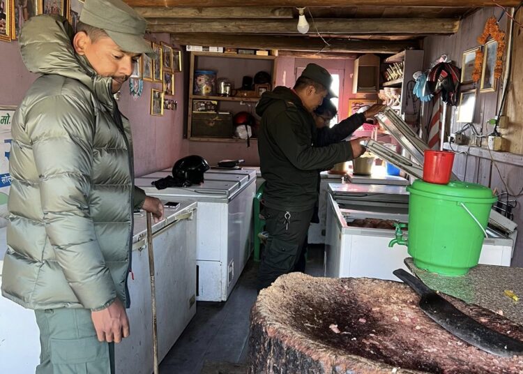 सोलुदुधकुण्डमा मासु तथा अण्डा पसलको साता दिने अनुगमन सकियो, तीन व्यवसायी बिना दर्ता सञ्चालनमा