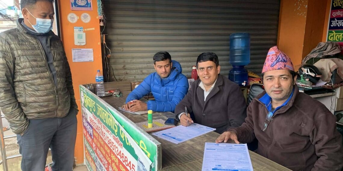 काठमाण्डाैबाटै सेयर फारम भराइरहेका युवाको टोलीले दिए ३ दिनमा झण्डै १६ सयलाई सेवा