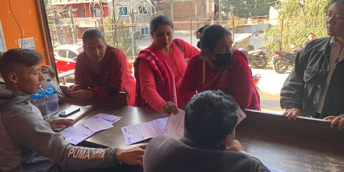 काठमाण्डौबाटै सेयर फारम भराइरहेका युवाको टोलीले दिए एकै दिन ६१३ जनालाई सेवा