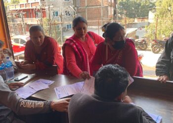 काठमाण्डौबाटै सेयर फारम भराइरहेका युवाको टोलीले दिए एकै दिन ६१३ जनालाई सेवा