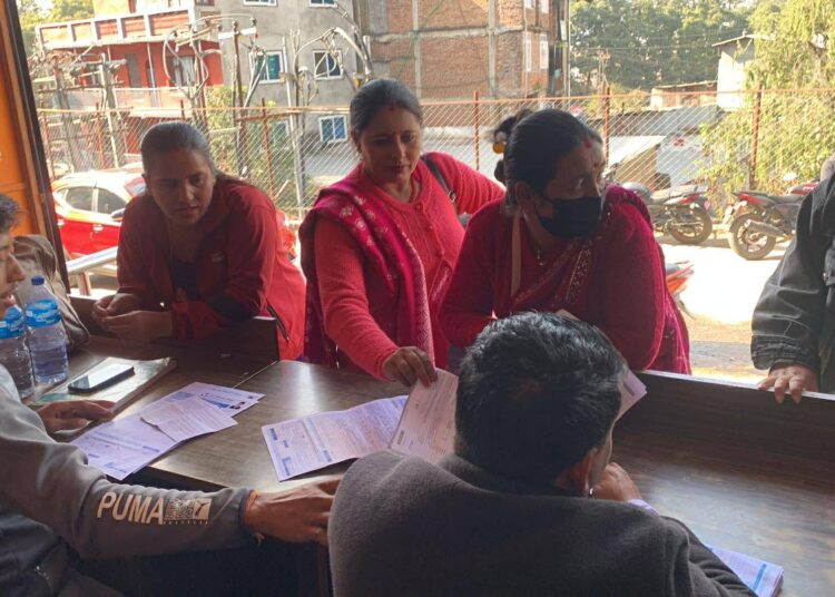 काठमाण्डौबाटै सेयर फारम भराइरहेका युवाको टोलीले दिए एकै दिन ६१३ जनालाई सेवा