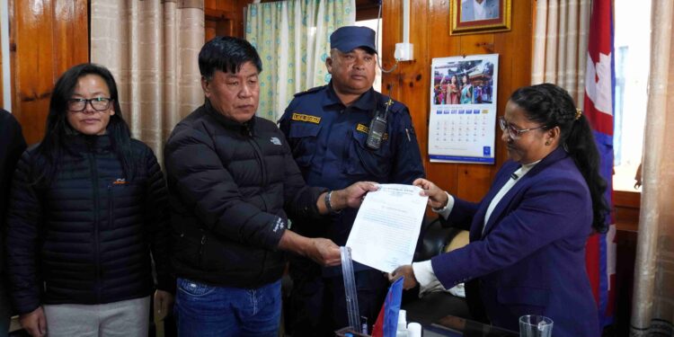 हाइड्रोले शेयर वितरण गर्दा उपेक्षा गरेको भन्दै नेचा सल्यान सरकार पुग्यो प्रशासन 