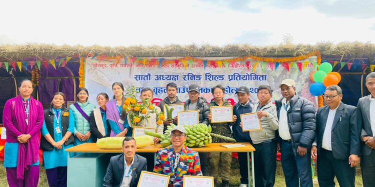 थुलुङ दुधकोशीले गर्यो कृषक सम्मानित, कृषक भन्छन– उत्साहका साथ कृषि पेसामा लाग्छौँ