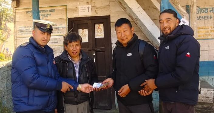 सोलुखुम्बुमा सडकमा हराएको एक लाख रूपैयाँ इमानदार नागरिकले फिर्ता गरे