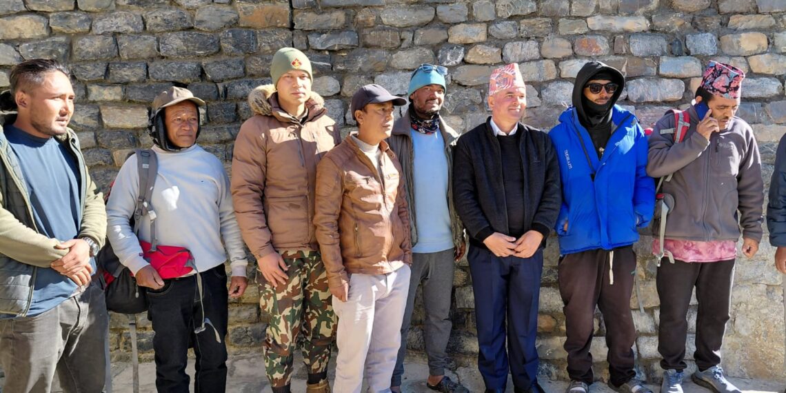 सम्पर्क विहिन भएका दुई पुरुषको नेपाली सेनाद्वारा सकुशल उद्धार