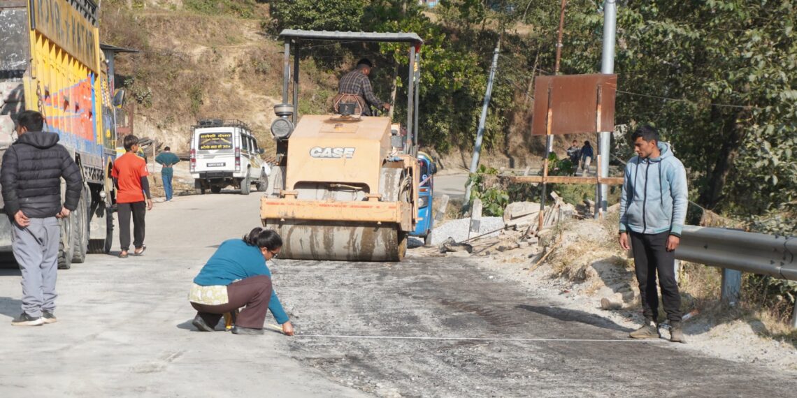 खोटाङ दिक्तेल-सन्सारी भुल्भूले सडक मर्मतमा लापरबाही, चिसोमै पिच: ६० लाखको काम गुणस्तरहीन भएको गुनासो