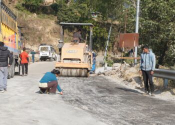 खोटाङ दिक्तेल-सन्सारी भुल्भूले सडक मर्मतमा लापरबाही, चिसोमै पिच: ६० लाखको काम गुणस्तरहीन भएको गुनासो
