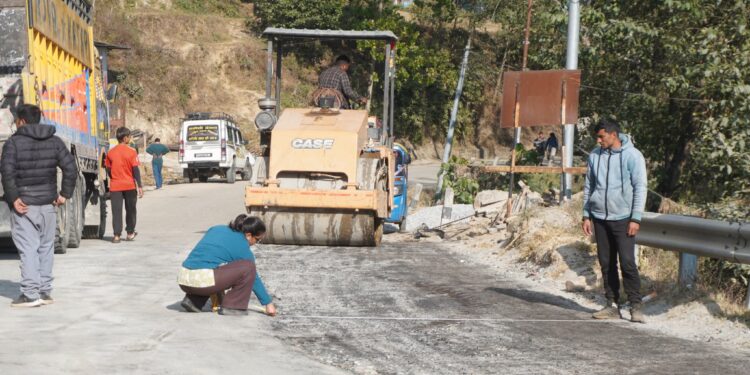 खोटाङ दिक्तेल-सन्सारी भुल्भूले सडक मर्मतमा लापरबाही, चिसोमै पिच: ६० लाखको काम गुणस्तरहीन भएको गुनासो