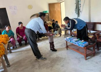 भलिबल प्रशिक्षक तथा रेफ्री के.सीद्वारा जन्मदिनमा शैक्षिक सामग्री वितरण