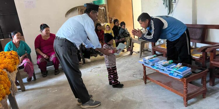 भलिबल प्रशिक्षक तथा रेफ्री के.सीद्वारा जन्मदिनमा शैक्षिक सामग्री वितरण