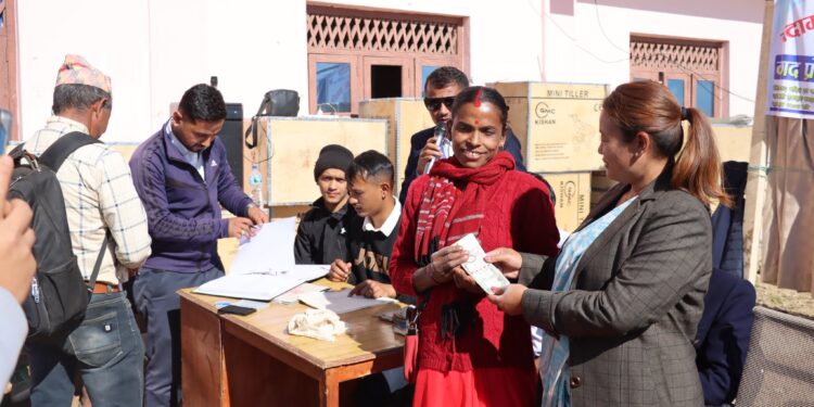 हलेसी तुवाचुङमा बदाम उत्पादन गर्ने किसानलाई प्रोत्साहन रकम वितरण