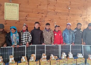 सोलुखुम्बुका चौंरीपालक १३ किसानलाई सोलार बिजुली सेट वितरण