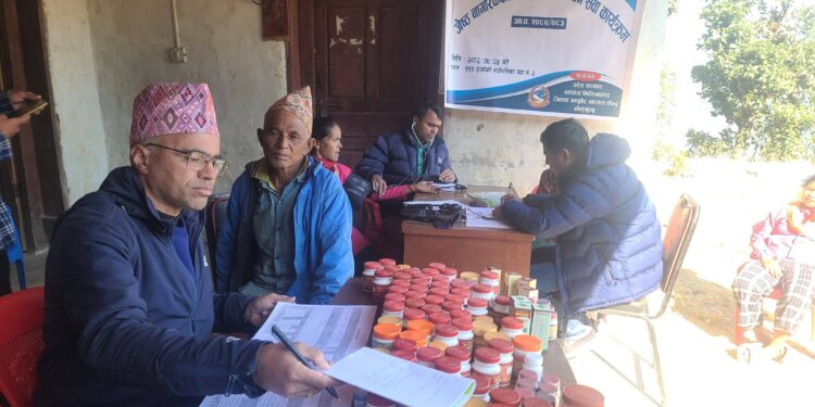 थुलुङ दुधकोशी–३ मा ३७ जना जेष्ठ नागरिकलाई निःशुल्क आयुर्वेदिक औषधि वितरण