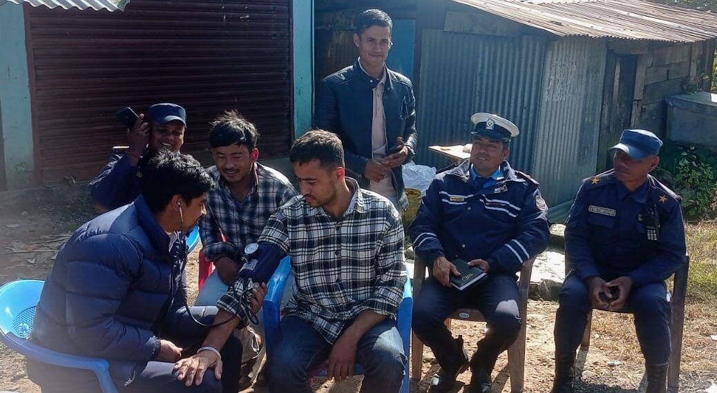 मध्यपहाडी लोकमार्ग अन्तर्गत नुनथलामा सवारी चालक/सहचालकको स्वास्थ्य परीक्षण, दुर्घटना न्यूनीकरणमा ट्राफिक प्रहरी सक्रिय