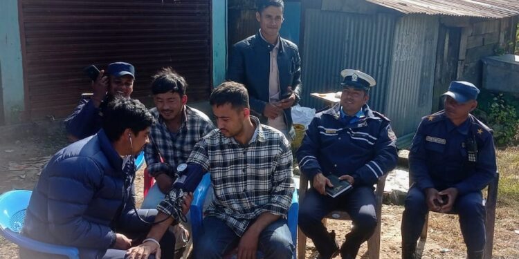 मध्यपहाडी लोकमार्ग अन्तर्गत नुनथलामा सवारी चालक/सहचालकको स्वास्थ्य परीक्षण, दुर्घटना न्यूनीकरणमा ट्राफिक प्रहरी सक्रिय