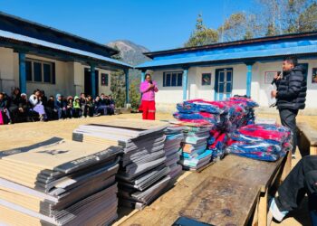 दोर्पु आधारभूत विद्यालयलाई कम्प्युटर र शैक्षिक सामाग्री