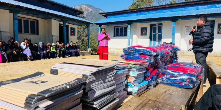 दोर्पु आधारभूत विद्यालयलाई कम्प्युटर र शैक्षिक सामाग्री