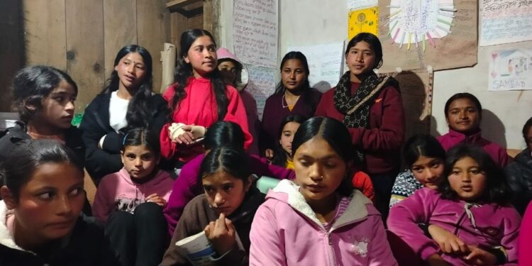 संवाद केन्द्रको सकारात्मक प्रभावः तिङ्लाका किशोरीहरुले जनप्रतिनिधिसँग खुलेर राखे समस्या