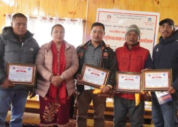 सोलुखुम्बुमा अन्तर्राष्ट्रिय आप्रवासन दिवस मनाइयो, स्वदेश फर्किएका ४ सफल व्यवसायी सम्मानित