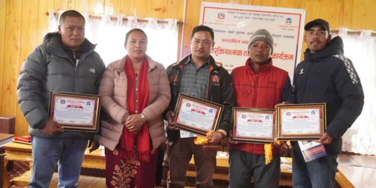 सोलुखुम्बुमा अन्तर्राष्ट्रिय आप्रवासन दिवस मनाइयो, स्वदेश फर्किएका ४ सफल व्यवसायी सम्मानित