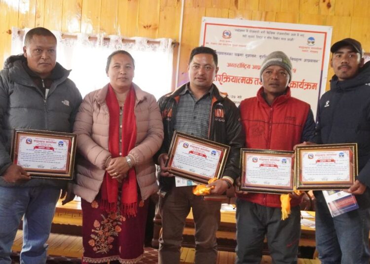 सोलुखुम्बुमा अन्तर्राष्ट्रिय आप्रवासन दिवस मनाइयो, स्वदेश फर्किएका ४ सफल व्यवसायी सम्मानित