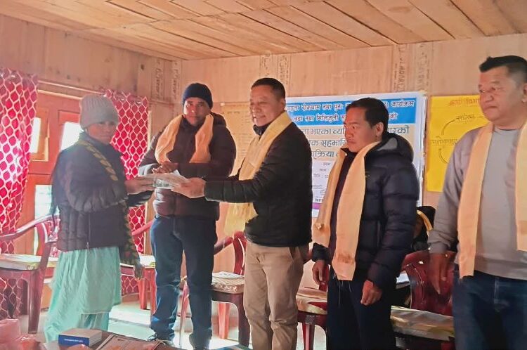 माप्यमा अपाङ्गता भएका व्यक्तिलाई सहायता सामग्री वितरण