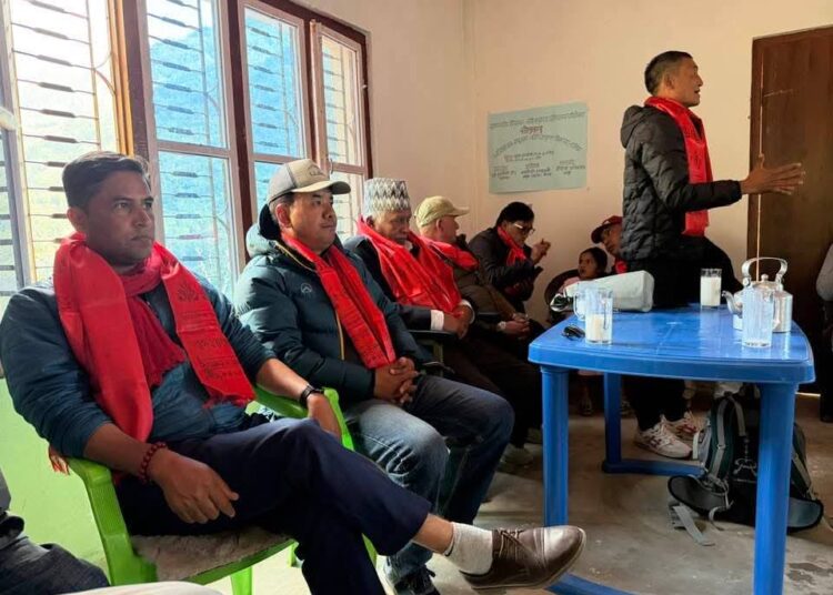 काङ्ग्रेस सोलुले मुक्ली बाढी पीडितलाई दियो राहत 