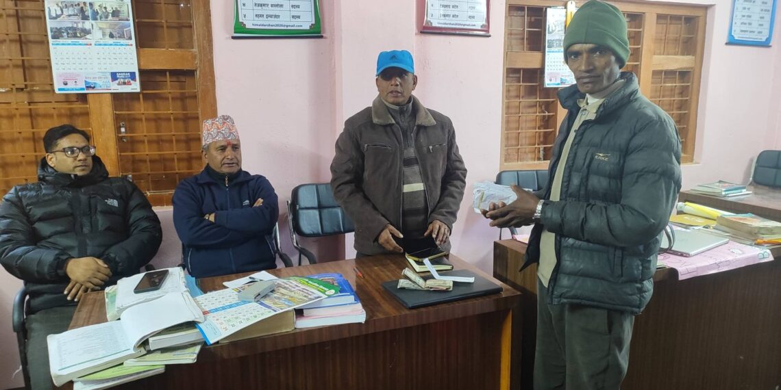 राउतको उपचारका लागि हिमाल दर्शन माविले गर्यो ४२ हजार ५ सय ७५ रुपैयाँ सहयोग