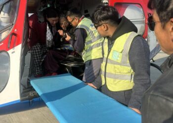 खुम्बुबाट ८२ वर्षीय बृद्धाको हेलिकोप्टरमार्फत उद्धार