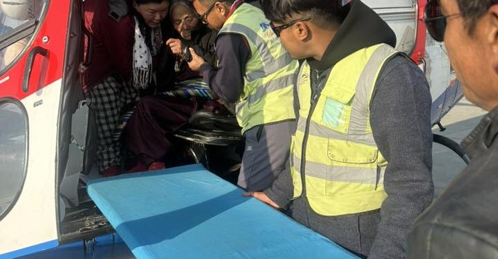 खुम्बुबाट ८२ वर्षीय बृद्धाको हेलिकोप्टरमार्फत उद्धार