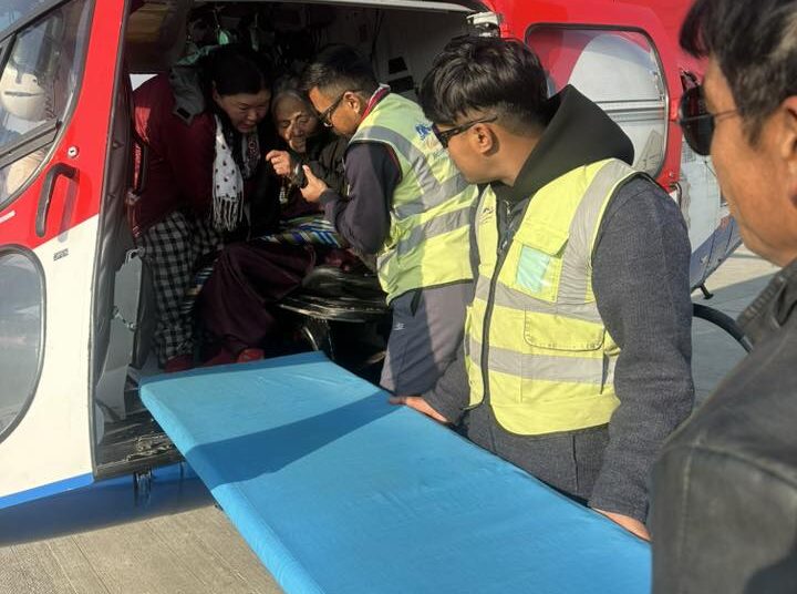 खुम्बुबाट ८२ वर्षीय बृद्धाको हेलिकोप्टरमार्फत उद्धार