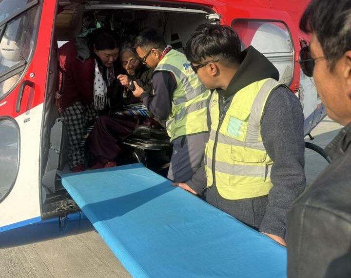 खुम्बुबाट ८२ वर्षीय बृद्धाको हेलिकोप्टरमार्फत उद्धार