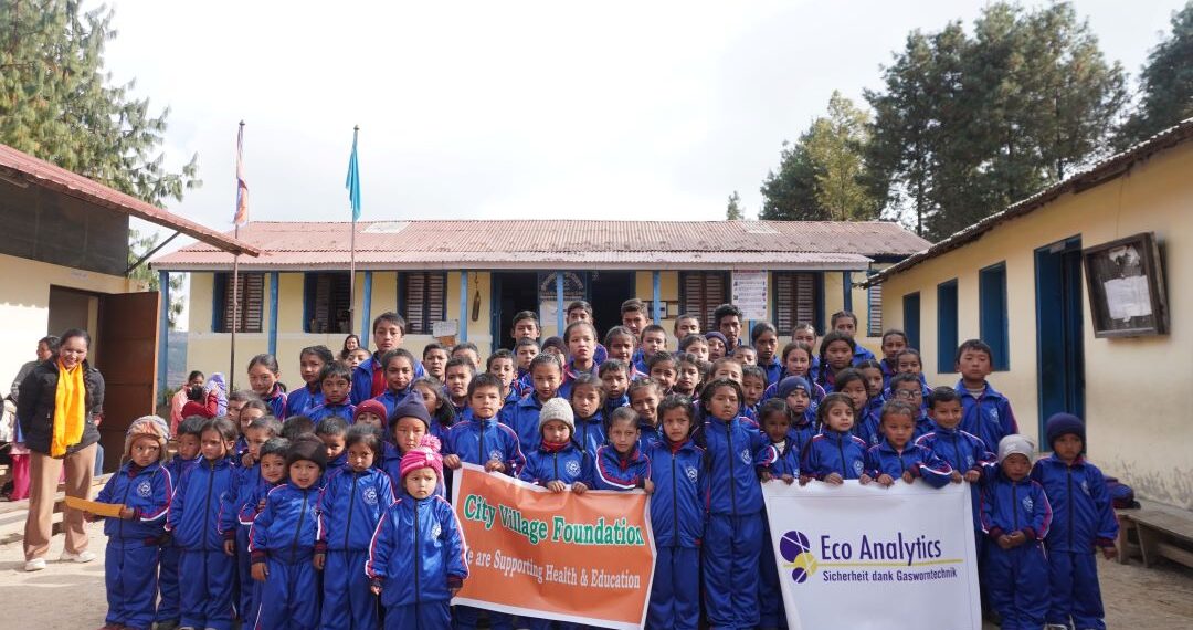 सेकारसिं आविका विद्यार्थीलाई विद्यालय पोशाक तथा स्टेशनरी सामग्री वितरण